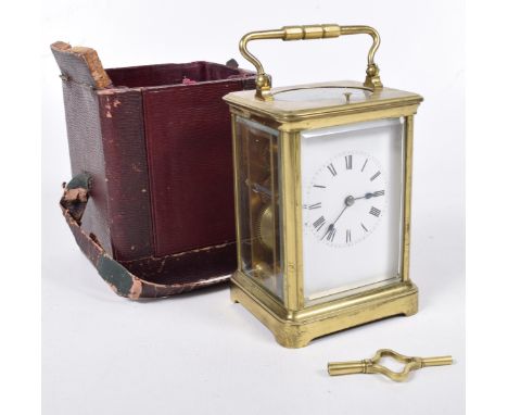 Good quality repeater carriage clockThe 7x10cm white enamel dial with Roman numerals, brass-cased with bevelled glass section