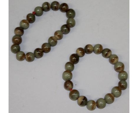 A MOTTLED JADE NECKLACE.