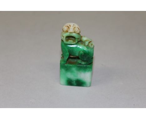 A CARVED APPLE JADE DOG OF FOE.