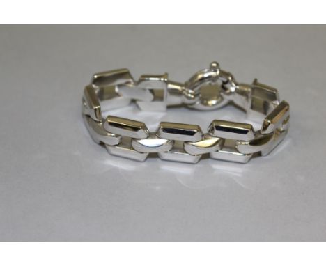 A hallmarked sterling silver bracelet, in the Vintage style.