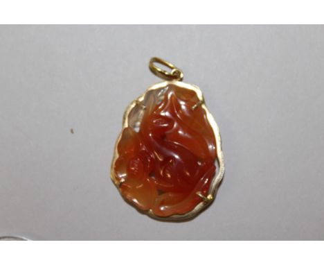 A CHINESE GOLD MOUNTED JADE PENDANT.