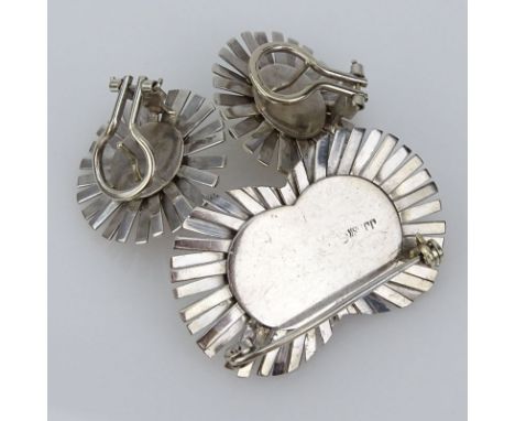 Retro 18 Karat White Gold and Pearl Earring and Brooch Suite. Signed J.J. 18K. Pearls measure 7mm. Good vintage condition. Br