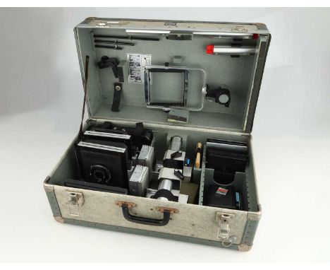 with 2 Grafmatic film holders, 1 Graflex roll film back (6x7), 1 extra standard, 1 rail extension, 2 bellows extensions, also