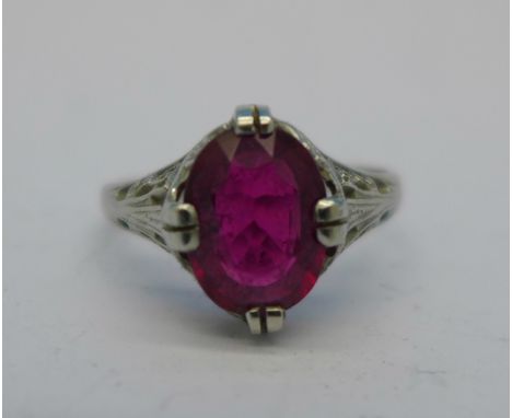 A platinum and ruby ring, 4g, P