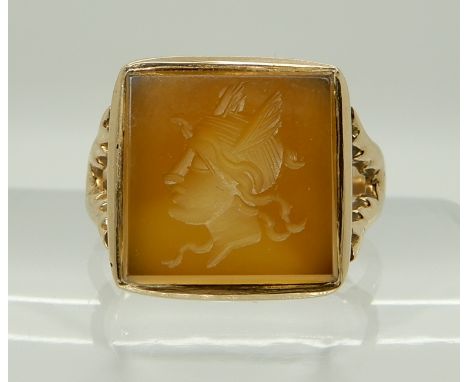 A YELLOW METAL SIGNET RING WITH AGATE INTAGLIO OF THE GOD MERCURY dimensions of the agate 13.2mm x 13.3mm, finger size Q1/2, 