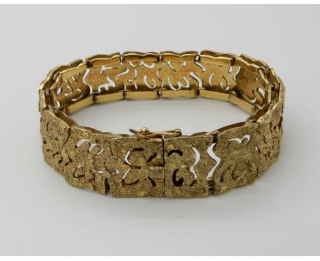 A BRIGHT YELLOW METAL RETRO BRACELET STAMPED 14K of interlocking links with textured finish, length 18cm, weight 35.5gms Cond