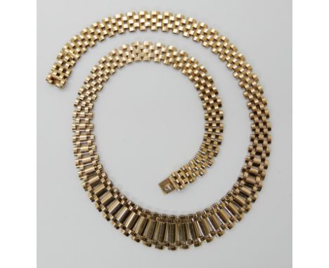 A 9CT GOLD FRINGE NECKLACE necklace at widest point approx 16mm, at thinnest point 8mm, length 411/2cm, weight 27.2gms Condit