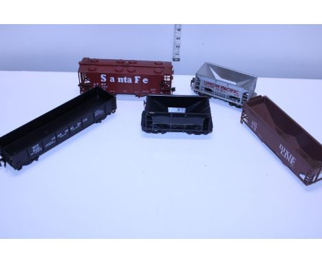 A selection of O gauge wagons 