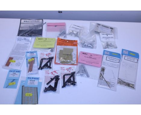 A selection O and HO gauge model railway accessories 