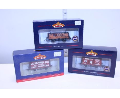 Three boxed Bachmann wagons 