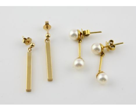 Two pairs of earrings, pearl drops and bar earrings, white round pearls measuring approximately 6.7mm in diameter, in yellow 