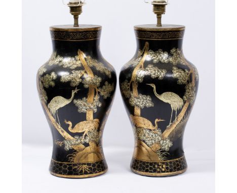 A PAIR OF PAPIER MACHE BLACK LACQUERED CHINOISERIE DECORATED TABLE LAMPS, 23cm wide at the shoulder x 53cm high to the top of