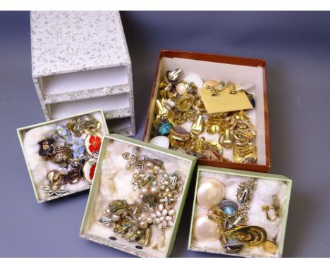 A LARGE PARCEL OF MIXED MAINLY CLIP FITTING EARRINGS, many with pearl and enamel and other decoration