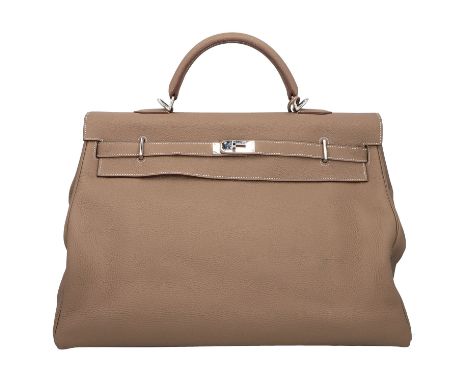 HERMÈS Reisetasche "KELLY BAG 50". Koll. 2016. Togo Leder in Hellgrau. Hardware mit Palladium Auflage. Nähte in Weiß. Klassis
