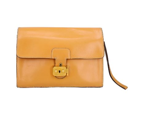HERMÈS Clutch "JET", Koll.: 1994. Glattes Leder in Hellbraun mit vergoldeter Hardware, Überschlag mit massiver Klappschließe.