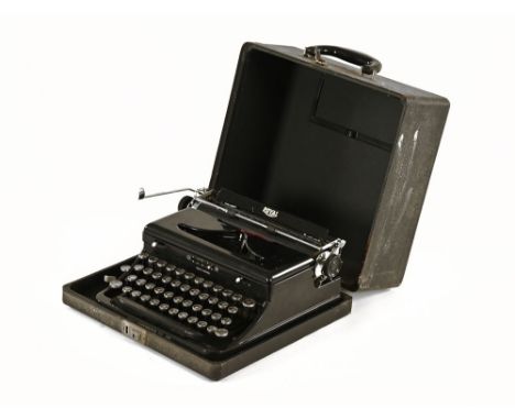 A cased Royal vintage typewriter.