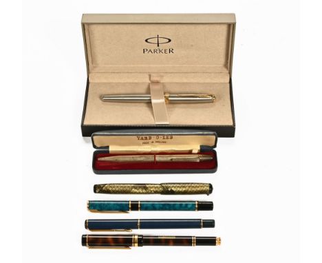 A stainless steel and gold plated Parker ink pen, a silver "Yard of Lead" and four other pens.