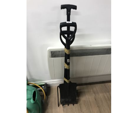 3 PIECES OF GARDEN TOOLS, SPADE, FORK, EDGER