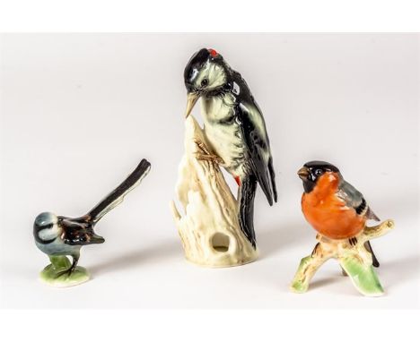 SCHWANZMEISE, BUNTSPECHT, DOMPFAFF3 Porzellanfiguren, Manufaktur GoebelH: 9 bis 18,5 cmLONG TAILED TIT, GREAT SPOTTED WOODPEC
