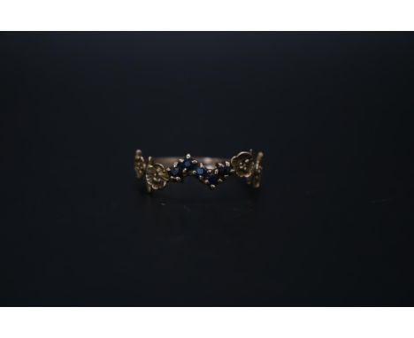 Ladies 9ct Gold Sapphire Floral design ring, Birmingham 1979. Size P