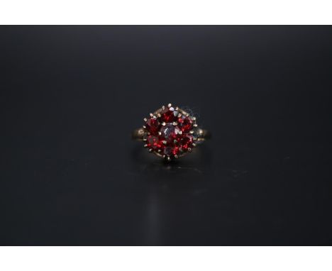 Ladies 9ct Gold Garnet set ring Birmingham 1993. Size L 