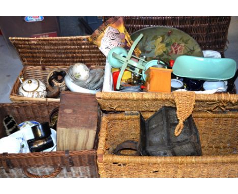 A collectors' lot comprising decorative ceramics and teaware to include a Portmeirion Phoenix pattern jug and basin, metalwar