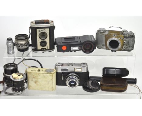 Mixed vintage cameras and accessories to include a Voigtlander Vitoret D cased 35mm camera, two leather cased light meters, v