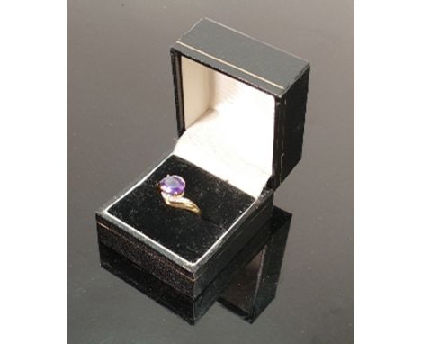 9ct gold and opal set ladies dress ring: Size R, weight 2.9g. 