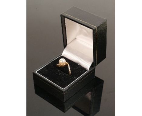 9ct gold and pearl set ladies dress ring: Size R, weight 3.3g. 