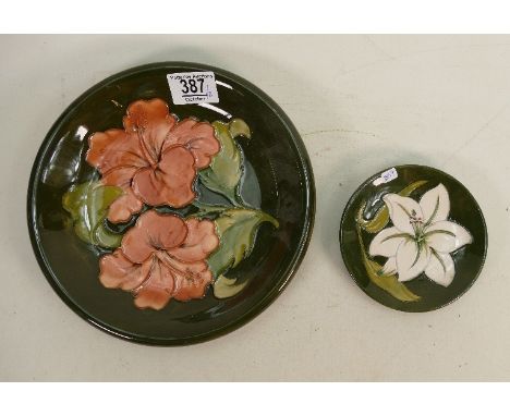 Moorcroft Hibiscus on Green Ground Plate &amp; Bermuda Lily smaller item: diameter of largest 22cm(2) 