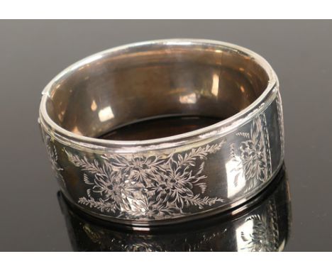Large hallmarked silver bangle: weight 39.5g.  26mm deep. 