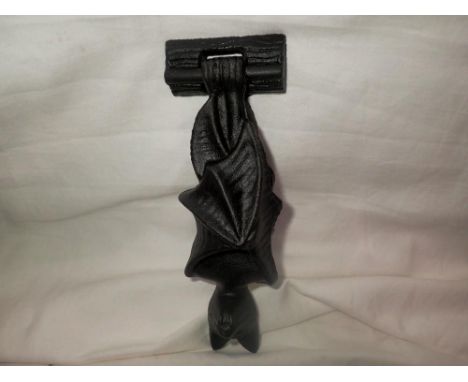 Cast iron bat door knocker, H: 18 cm. UK P&amp;P Group 1 (£16+VAT for the first lot and £2+VAT for subsequent lots) 