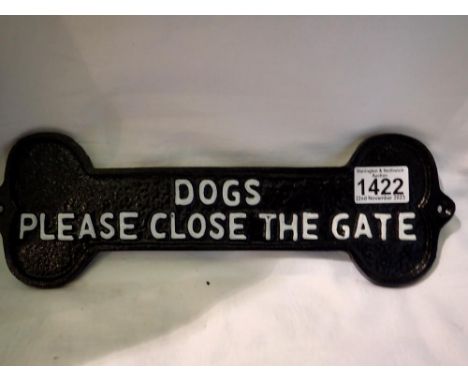 Cast iron dogs please close the gate sign. UK P&amp;P Group 1 (£16+VAT for the first lot and £2+VAT for subsequent lots) 