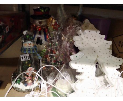 Box of mixed Christmas decorations. All electrical items in this lot have been PAT tested for safety and have passed. This do