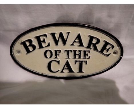 Cast iron Beware of Cat sign, W: 15 cm. UK P&amp;P Group 1 (£16+VAT for the first lot and £2+VAT for subsequent lots) 