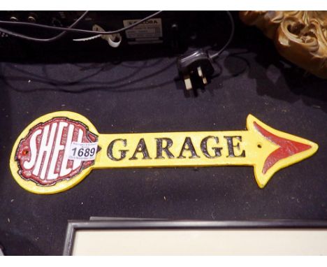 Cast iron Shell Garage arrow, W: 40 cm. P&amp;P Group 1 (£14+VAT for the first lot and £1+VAT for subsequent lots) 