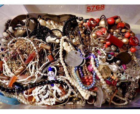 Quantity of mixed costume jewellery. UK P&amp;P Group 2 (£20+VAT for the first lot and £4+VAT for subsequent lots) 