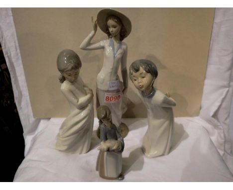 Large Lladro figurine H: 28 cm, a further smaller example (2) and further similar figurines. UK P&amp;P Group 3 (£30+VAT for 