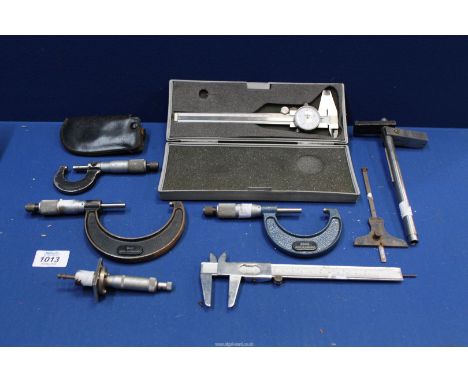 A tray of measuring instruments including (906) Moore & Wright 3" Micrometre, (966B) Moore & Wright 2" Micrometre, Moore & Wr