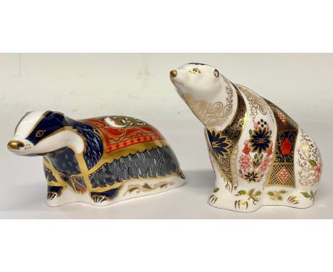 A Royal Crown Derby paperweight, Moonlight Badger, Collectors Guild exclusive, gold stopper, 15cm long, printed mark in red; 