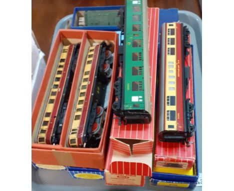 Collection of Hornby Dublo rolling stock, mainly in original boxes to include: 3231 shunting Locomotive, break vans, carriage