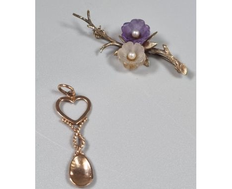 9ct rose gold love spoon charm (possibly Clogau).  1.4g approx.  Together with 9ct gold floral and pearl design brooch.  4g a