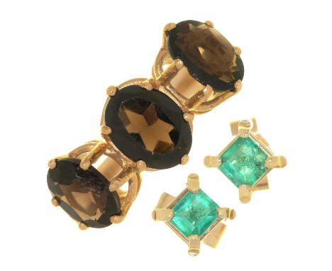 A PAIR OF STEP CUT EMERALD STUD EARRINGS IN GOLD MARKED 9CT AND A GARNET THREE STONE RING IN 9CT GOLD, 4.5G, SIZE M½ 