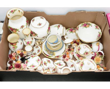 A COLLECTION OF ROYAL ALBERT OLD COUNTRY ROSES PATTERN TEA AND TRINKET WARE, ETC 