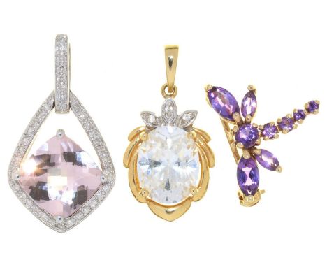 A KUNZITE AND DIAMOND PENDANT IN WHITE GOLD MARKED 375, AN AMETHYST DRAGONFLY BROOCH IN GOLD, 4G, AND A GEM SET PENDANT IN GO