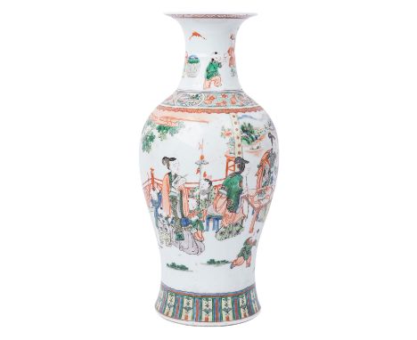 Famille Verte-Vase aus Porzellan. CHINA, 20. Jh. bemalt mit figürlichen Szenen von Frauen mit spielenden Kindern. H: 46 cm. G