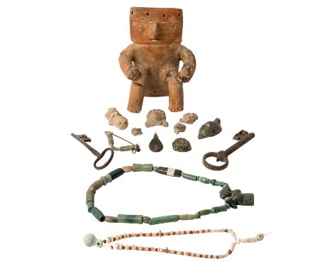 Interessantes Antiken-Konvolut: 14-tlg.: 1.) 2 Halsketten, u.a. 1 Jadekette aus Costa-Rica,. 2.) Massive Figur eines sitzende