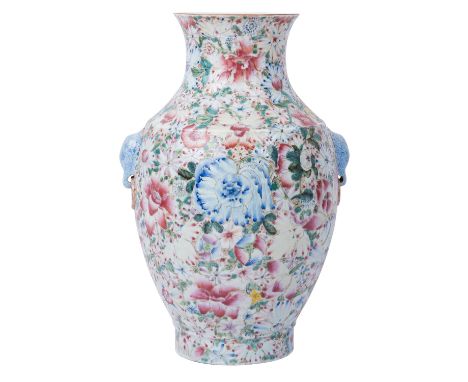 Vase mit 'Mille-Fleurs'-Dekor. CHINA, 20. Jh. Zwei Elefantenköpfe am Hals als Handhaben. Eisenrote Siegelmarke am Boden. H: 3