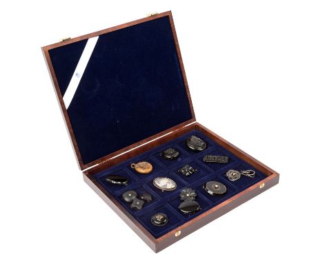 Konvolut Trauerschmuck, Mitte 19. Jh. - Ende 19. Jh., 16 Stück, aus Gagat und Onyx. Mit Silber, Niello und Metall. Teilweise 