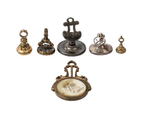 SECHS PETSCHAFTEN ALS ANHÄNGER, 19. /20. Jh., teilw. Bronze vergoldet, Stempelflächen mit variierender Gravur u.a. Portraitda